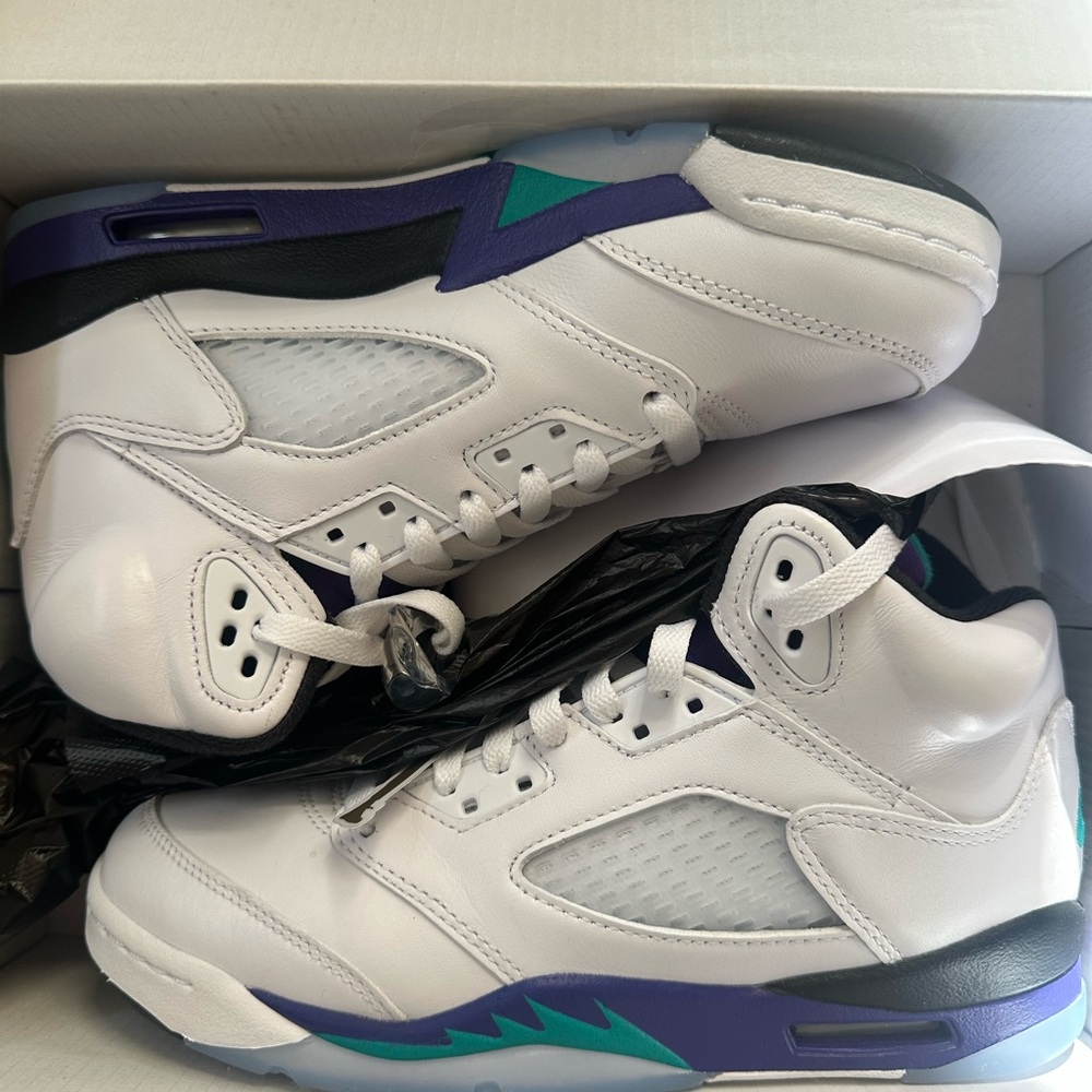 Jordan Air Retro 6 White and Black Sneakers - Picture 8 of 8